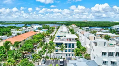 305 Oak Street Hollywood FL 33019