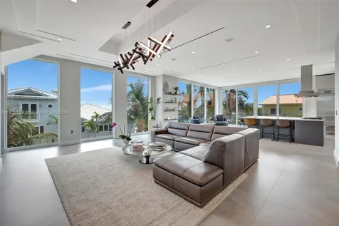 305 Oak Street Hollywood FL 33019
