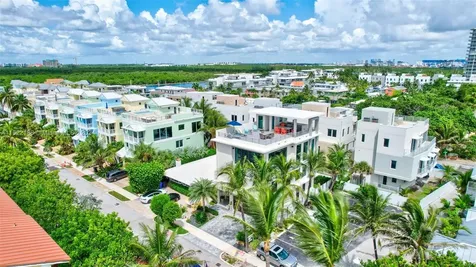 305 Oak Street Hollywood FL 33019