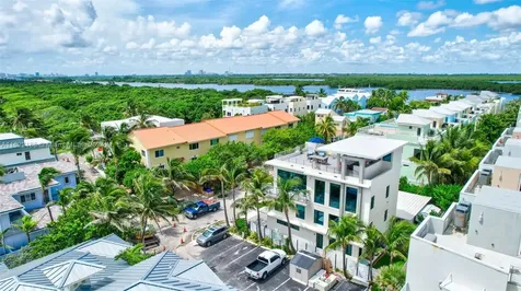 305 Oak Street Hollywood FL 33019