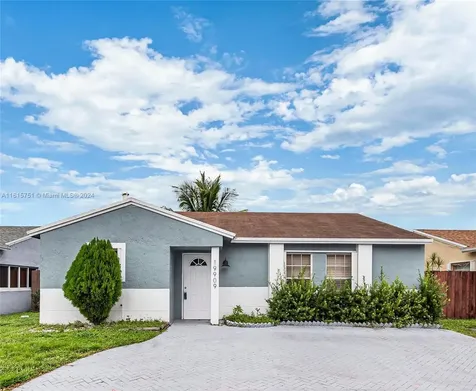 19909 NW 67th Circle Court Hialeah FL 33015