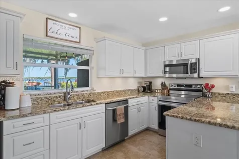 924 Lake Drive E Lake Placid FL 33852