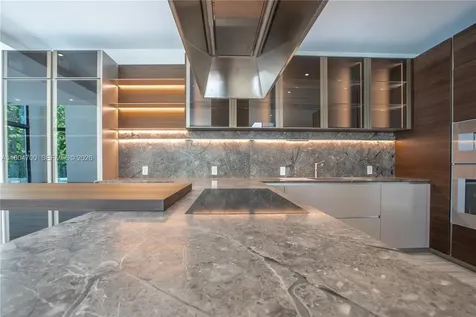 345 W 46th Street Miami Beach FL 33140