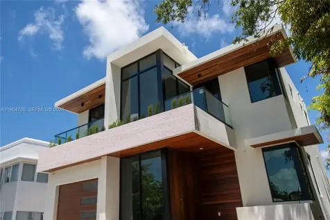 345 W 46th Street Miami Beach FL 33140