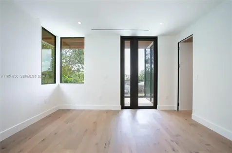 345 W 46th Street Miami Beach FL 33140