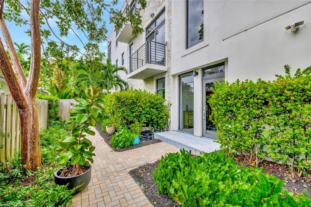 909 NE 16th Terrace Fort Lauderdale FL 33304