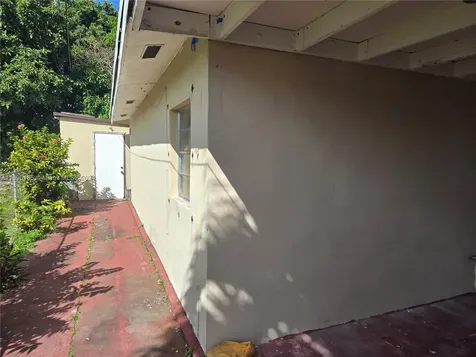 961 E 32nd Street Hialeah FL 33013