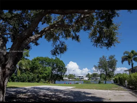 19170 Pinetree Drive Tequesta FL 33469