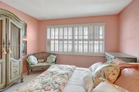 450 Paradise Isle Boulevard Hallandale Beach FL 33009