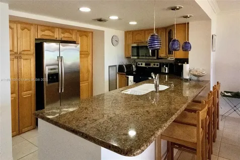 2555 Collins Avenue Miami Beach FL 33140