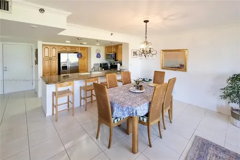 2555 Collins Avenue Miami Beach FL 33140