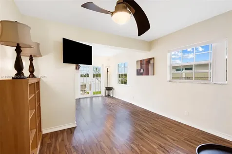 1733 NW 39th Street Oakland Park FL 33309