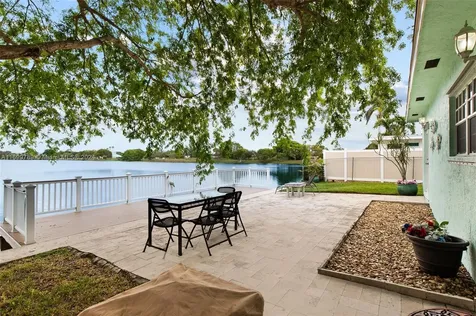 1733 NW 39th Street Oakland Park FL 33309