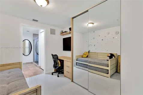 18201 Collins Avenue North Miami Beach FL 33160