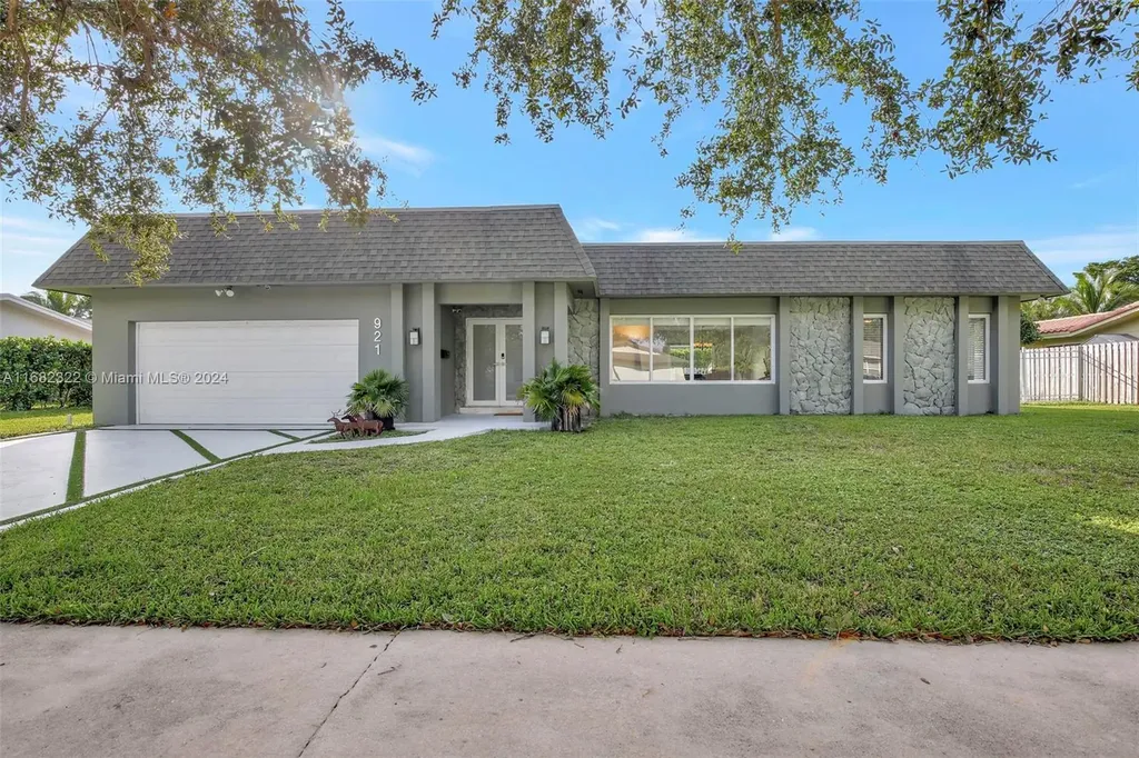 921 SW 74th Terrace Plantation FL 33317