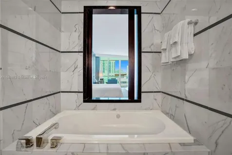 4391 Collins Avenue Miami Beach FL 33140