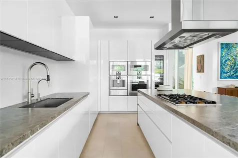 1041 W 48th Street Miami Beach FL 33140