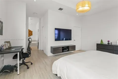 864 NE 193rd Terrace Miami FL 33179