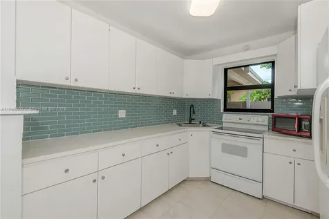 421 NE 44th Street Deerfield Beach FL 33064