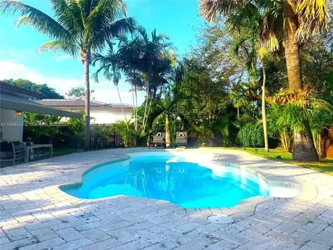 10825 Peachtree Drive Miami FL 33161