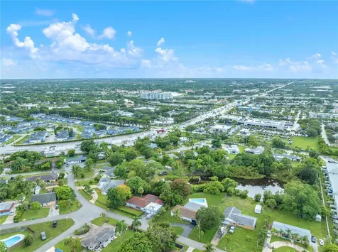 5401 Lakeshore Drive Mangonia Park FL 33407