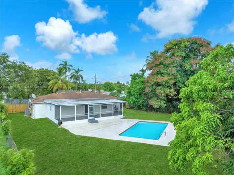 5401 Lakeshore Drive Mangonia Park FL 33407