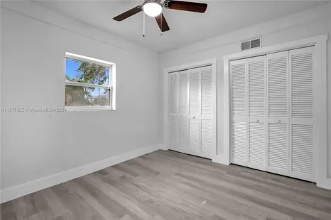 5401 Lakeshore Drive Mangonia Park FL 33407