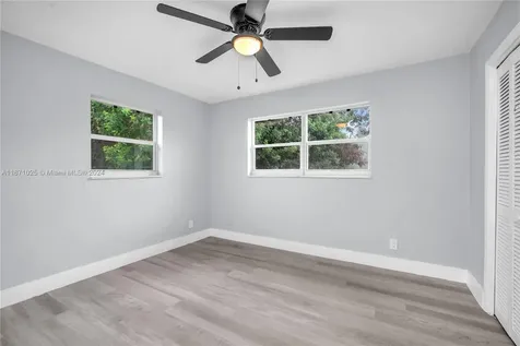 5401 Lakeshore Drive Mangonia Park FL 33407