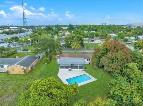 5401 Lakeshore Drive Mangonia Park FL 33407