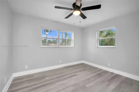 5401 Lakeshore Drive Mangonia Park FL 33407