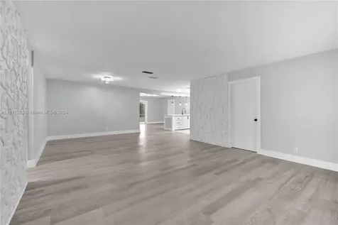5401 Lakeshore Drive Mangonia Park FL 33407
