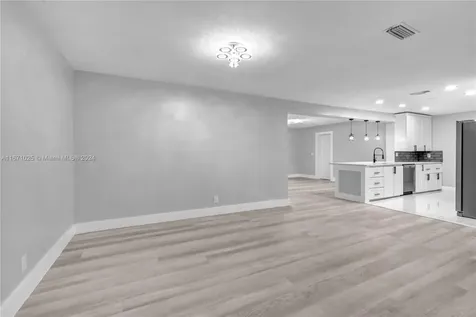 5401 Lakeshore Drive Mangonia Park FL 33407