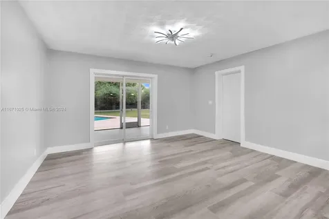 5401 Lakeshore Drive Mangonia Park FL 33407