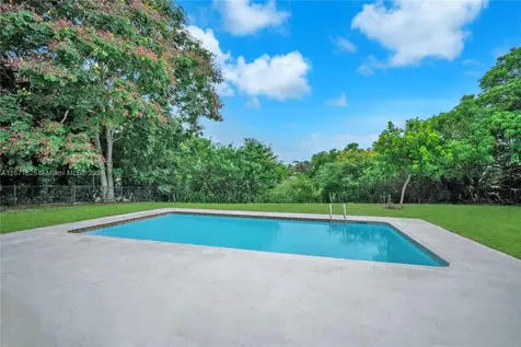 5401 Lakeshore Drive Mangonia Park FL 33407