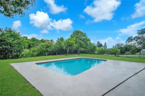 5401 Lakeshore Drive Mangonia Park FL 33407
