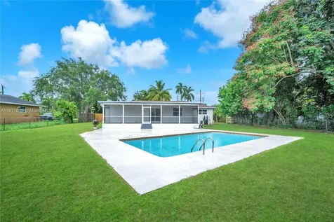 5401 Lakeshore Drive Mangonia Park FL 33407