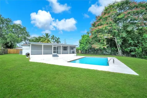 5401 Lakeshore Drive Mangonia Park FL 33407