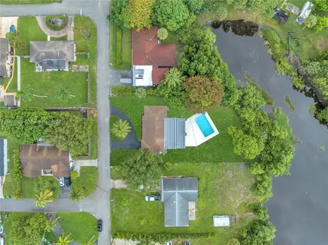 5401 Lakeshore Drive Mangonia Park FL 33407