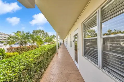 156 E Grantham E Deerfield Beach FL 33442