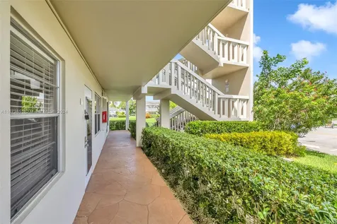 156 E Grantham E Deerfield Beach FL 33442