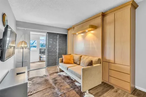 156 E Grantham E Deerfield Beach FL 33442