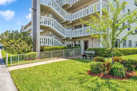 156 E Grantham E Deerfield Beach FL 33442