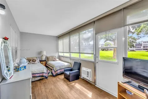 156 E Grantham E Deerfield Beach FL 33442