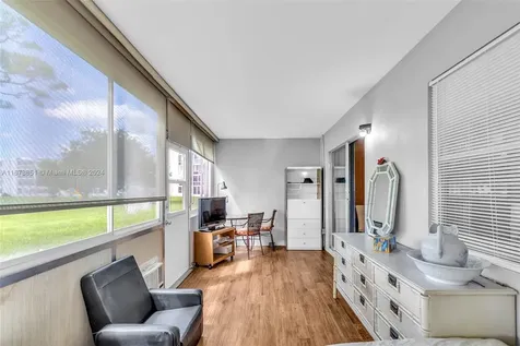 156 E Grantham E Deerfield Beach FL 33442