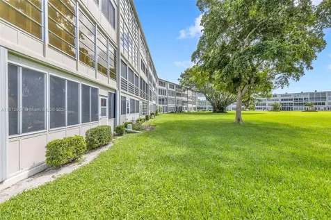 156 E Grantham E Deerfield Beach FL 33442