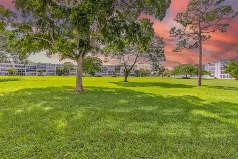 156 E Grantham E Deerfield Beach FL 33442