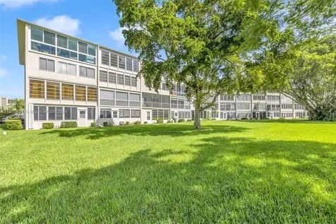 156 E Grantham E Deerfield Beach FL 33442