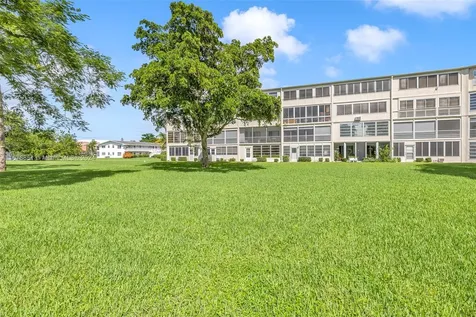 156 E Grantham E Deerfield Beach FL 33442