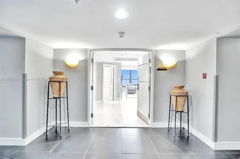 5225 Collins Avenue Miami Beach FL 33140