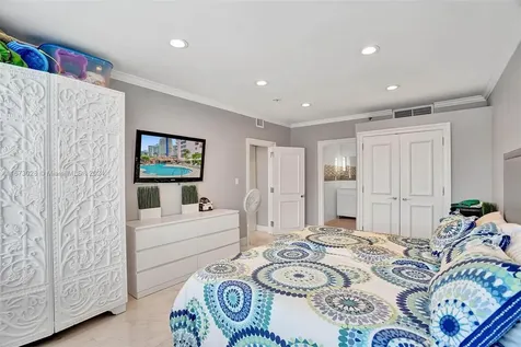 5225 Collins Avenue Miami Beach FL 33140